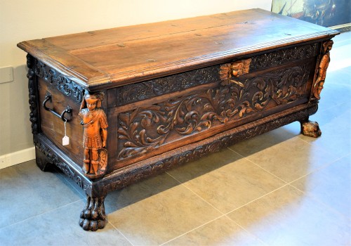 Furniture  - Late Renaissance chest in walnut from Lombardy.